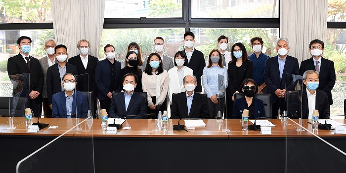 박재규 경남대 총장(앞줄 왼쪽 세번째)을 비롯한 '2020년 해외 북한ㆍ통일학 분야 학술교류 사업' 참가자 일동이 기념촬영 하고 있다.(사진=경남대)