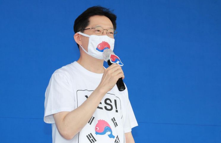 경남도 김경수 도지사가 국산수산물 꾸러미 전달식에 참여하고 있다.(사진=경남도)