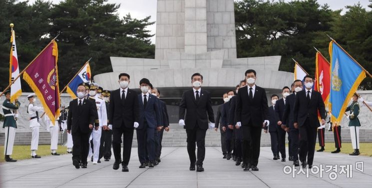 [포토] 서욱 국방장관, 현충원 참배