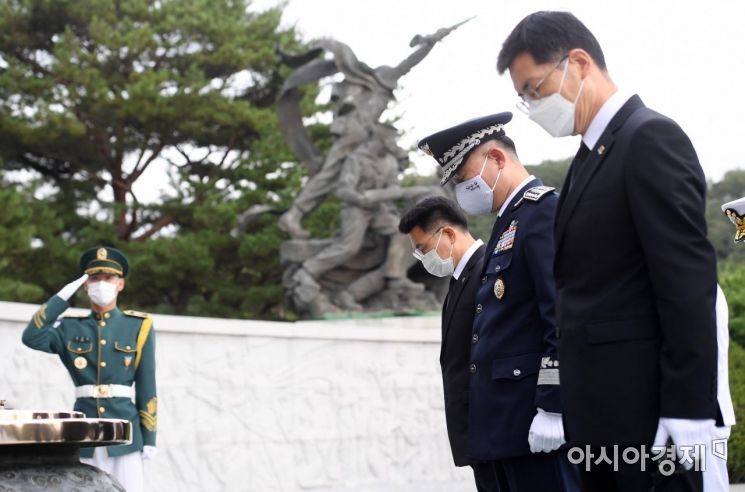 [포토] 묵념하는 원인철 합참의장