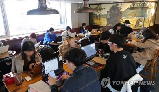 시민들이 카페에 앉아 노트북을 이용하고 있다. 사진은 기사 중 특정표현과 관계없음/사진=연합뉴스