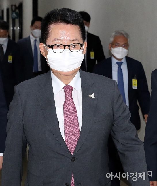 박지원 국정원장이 25일 국회에서 열린 정보위 전체회의에 출석하고 있다. 박 원장은 소연평도 인근 공무원 북한 피격 사건과 관련해 현안보고를 했다./윤동주 기자 doso7@