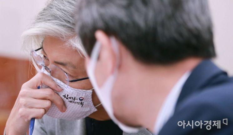 [포토] 심각한 표정의 강경화 장관