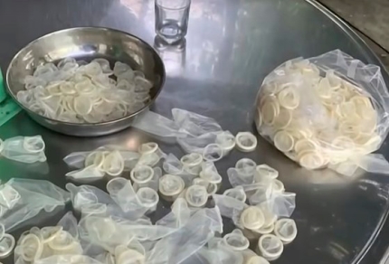 10일(현지시간) 베트남 호치민시 인근의 한 콘돔을 재활용한 공장. [이미지출처=연합뉴스]