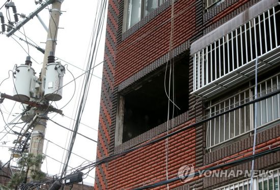 초등생 형제가 라면을 끓여 먹다 화재가 발생한 인천시 미추홀구 한 빌라 외벽이 지난 17일 오전 검게 그을려있다. / 사진=연합뉴스