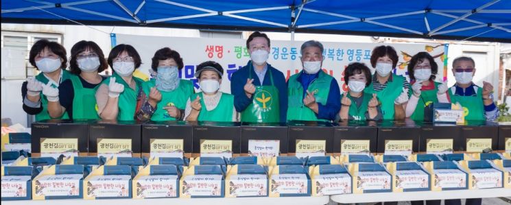 [포토]채현일 영등포구청장, 추석맞이 송편 나눔