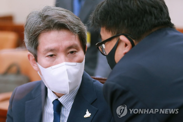 이인영 통일부 장관이 25일 국회 외교통일위원회에서 진행된 북측에 의한 우리 공무원의 총격 피살과 관련한 긴급 현안질의에서 논의하고 있다. [이미지출처=연합뉴스]