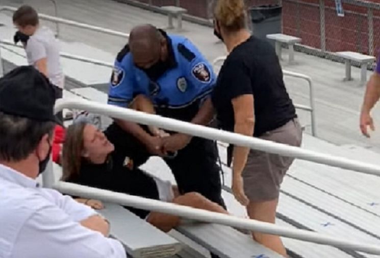 美 흑인경찰, 마스크 착용 거부한 백인여성에 테이저건 쏴...욕설전화 빗발 
