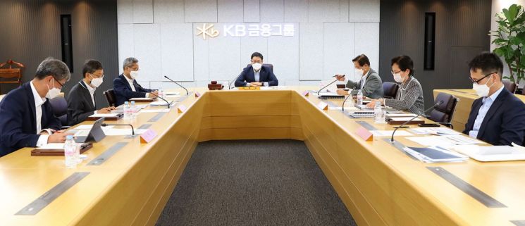 KB금융지주 ESG위원회 회의 모습.