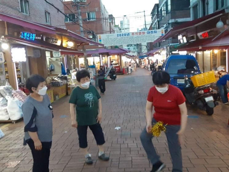 영동시장 제기차기