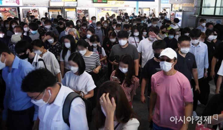 지난달 24일 서울 신도림역에서 시민들이 마스크를 착용한 채 발걸음을 옮기고 있다.김현민 기자 kimhyun81@