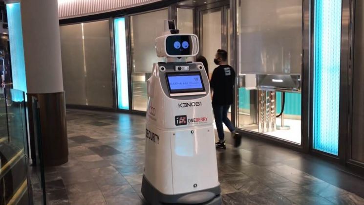 싱가포르 마리나베이샌즈호텔에 설치되어 있는 청소용 로봇  / 서주미 객원기자