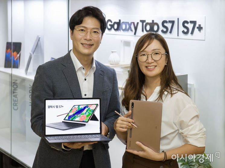 갤럭시탭S7 시리즈를 기획한 삼성전자 무선사업부 제품기획팀 조대희 프로(왼쪽)와 안진희 프로.