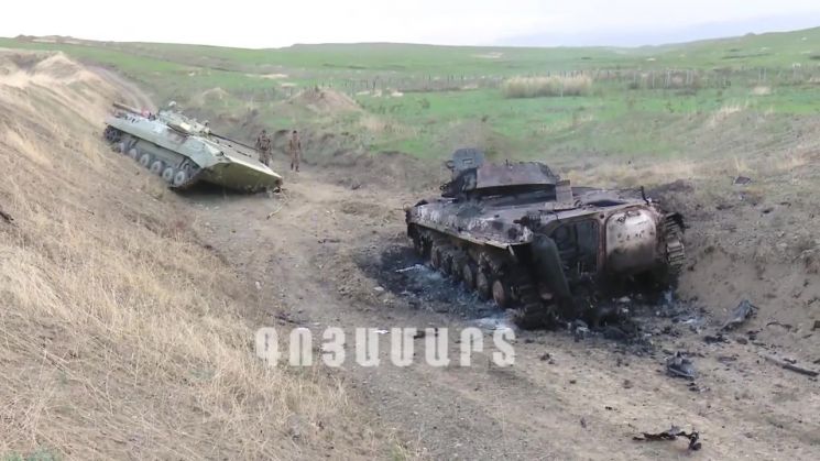 나고르노-카라바흐 측이 아제르바이잔군으로부터 공격당했다고 주장하는 탱크의  잔해. [이미지출처=EPA연합뉴스]