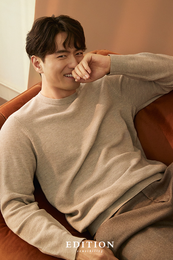 이진욱, 여유로운 미소와 포즈