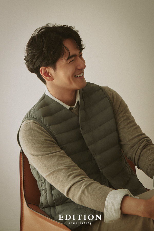이진욱, 여유로운 미소와 포즈