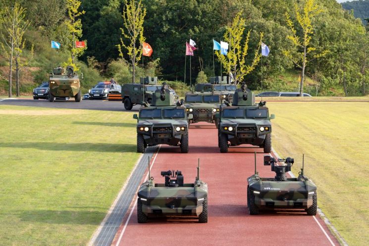 현대로템이 HR-셰르파와 차륜형장갑차를 최근 열린 제72주년 국군의 날 기념행사 시연했다.

[사진제공=현대로템]