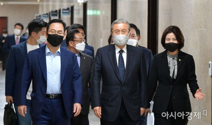 김종인 국민의힘 비대위원장과 주호영 원내대표가 28일 국회에서 열린 비상대책위원회의에 참석하고 있다./윤동주 기자 doso7@
