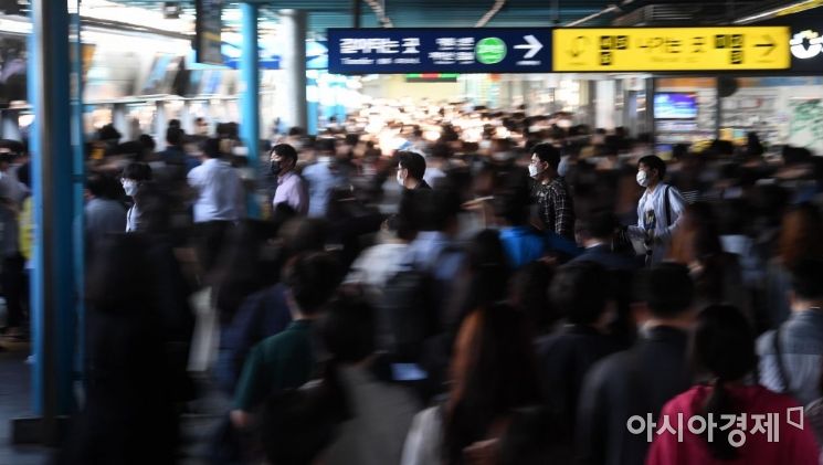 '추석 특별방역 기간'이 시작된 지난달 28일 서울 구로구 신도림역에서 출근길 시민들이 발걸음을 옮기고 있다. 정부는 이날부터 10월 11일까지 2주간을 '추석 특별방역 기간'으로 정하고 사회적 거리두기 2단계 조치를 강화한다. 먼저 실내 50인·실외 100인 이상이 모이는 각종 집합·모임·행사는 금지된다. 이에 따라 추석 맞이 마을잔치와 지역축제, 민속놀이, 회갑연 등도 이 인원을 넘으면 진행할 수 없다. 프로야구·축구, 씨름 등 모든 스포츠 행사도 무관중 경기로 진행된다./사진=김현민 기자 kimhyun81@
