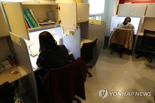 추석 명절 연휴에도 고향에 가지 않고 구직 활동을 계속하겠다는 취업준비생들이 늘고 있다. 사진=연합뉴스