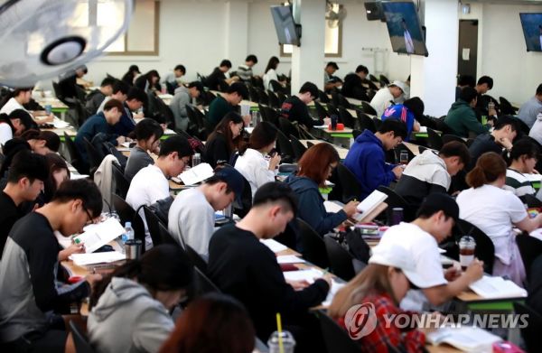 추석연휴를 앞두고 서울 동작구 노량진의 한 경찰학원에서 경찰공무원을 준비하는 수험생들이 강의를 듣고 있다. 사진=연합뉴스