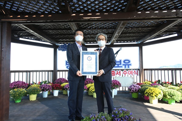 신안군은 전국에서 가장 많고, 긴 방조제를 보유한 것으로 한국기록원 공식 최고기록을 인증받았다. (사진=신안군 제공)