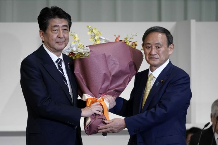 아베 신조 전 일본 총리(왼쪽)와 스가 요시히데 현 총리 [이미지출처=AP연합뉴스]