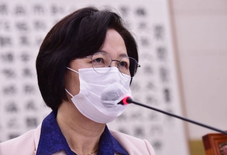 추미애 법무부 장관이 지난 23일 서울 여의도 국회에서 열린 국회 법제사법위원회 전체회의에서 질의에 답변하고 있다./사진=연합뉴스