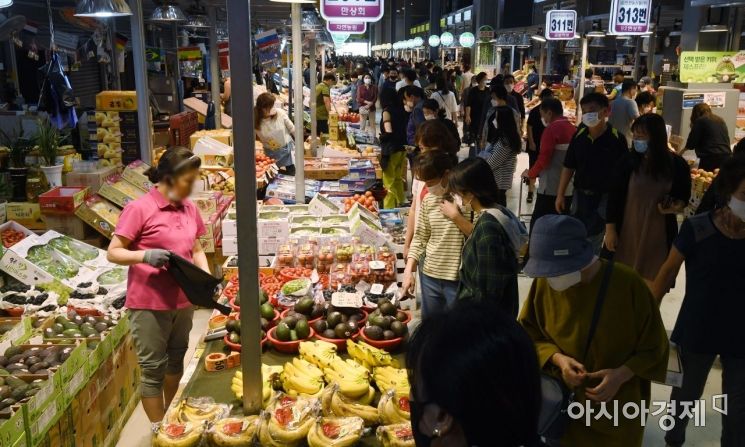 [포토] 시민들로 붐비는 과일시장