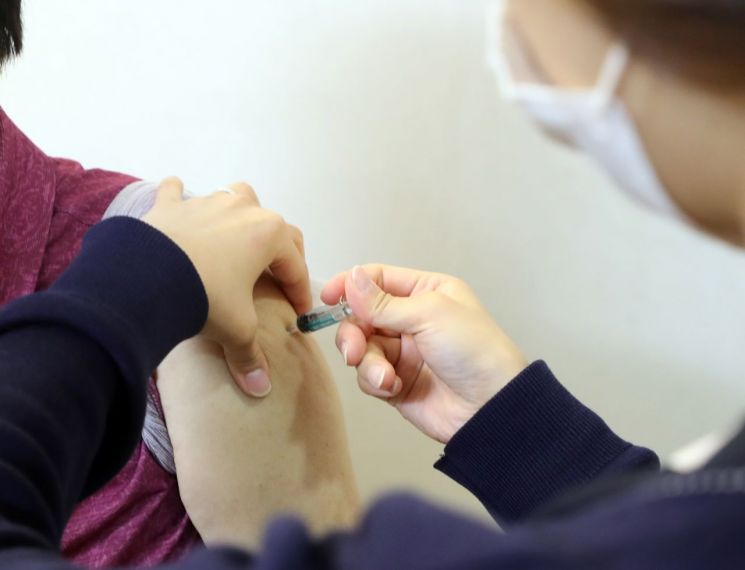 28일 서울 동대문구 한 병원에서 시민이 독감 예방접종을 받고 있다.<이미지:연합뉴스>