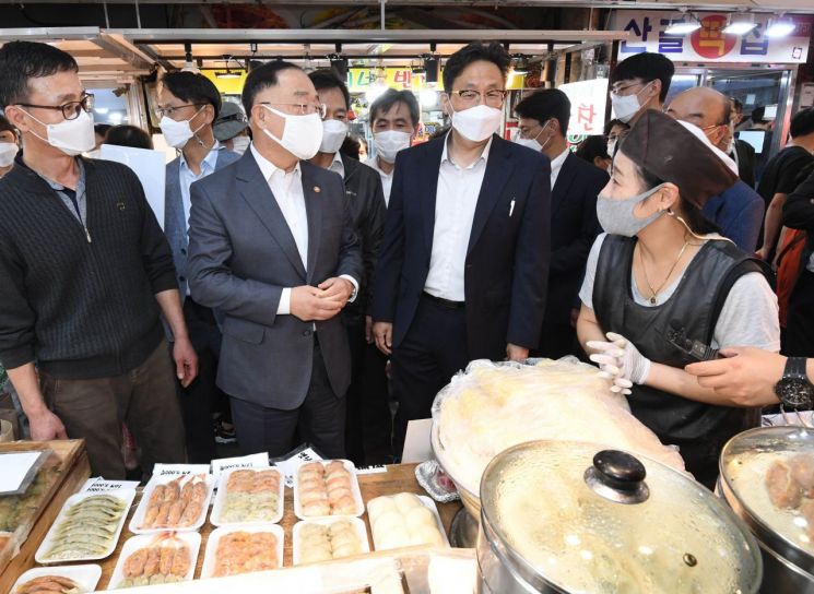 수유마을시장 방문한 홍남기 "전통시장 스마트화 적극 지원하겠다"