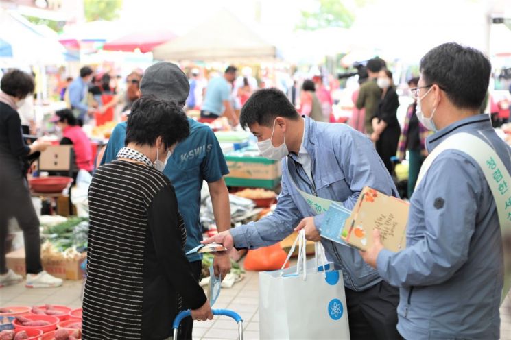 새울원자력본부 임직원이 28일 울산 울주군 서생면 남창 옹기종기시장에서 청렴문화 학산 캠페인을 벌이고 있다.