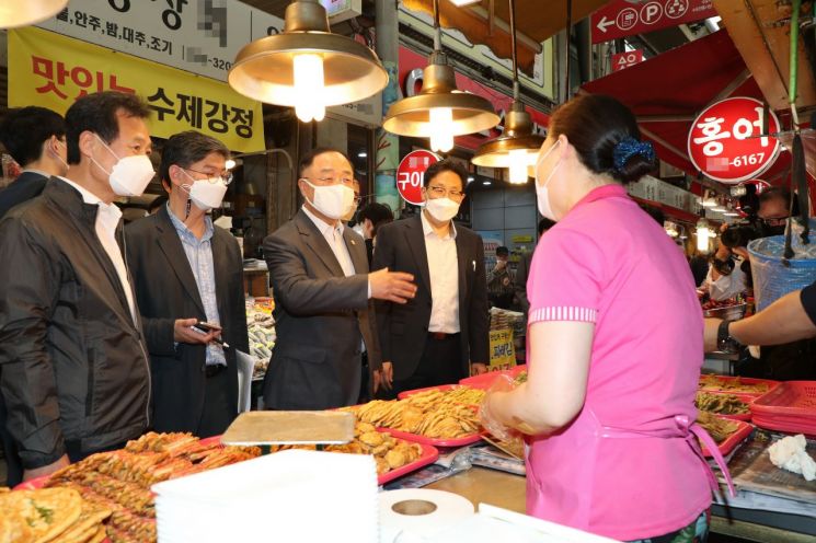 박겸수 강북구청장, 홍남기 부총리와 함께 추석맞이 ‘전통시장 현장’ 살펴