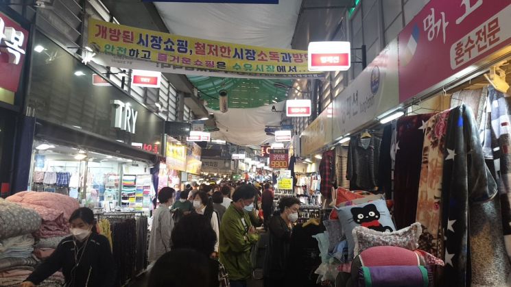사람들이 29일 서울 수유재래시장에서 매장을 둘러보고 있다.
