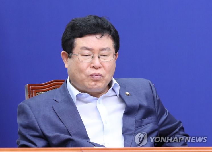 설훈  더불어민주당 최고위원이 지난 6월29일 오전 서울 여의도 국회에서 열린 최고위원회의에서 생각에 잠겨 있다. [이미지출처=연합뉴스]