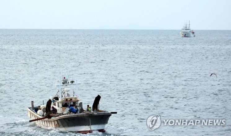 서해 최북단 연평도 해상에서 실종된 후 북한군에 피격·사망한 해양수산부 서해어업관리단 소속 공무원 A씨(47)가 탑승했던 어업지도선 '무궁화10호'가 26일 오전 인천시 연평도에서 전남 목포 서해어업관리단으로 돌아갔다. 사진은 이날 이른 아침 무궁화10호가 출발 전 연평도 앞바다에 정박해 있는 모습. [이미지출처=연합뉴스]