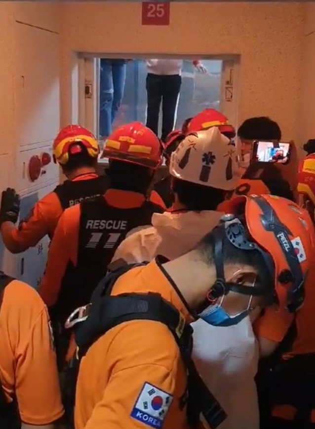 28일 오후 부산 남구 용호동 엘지메트로시티 아파트에서 승강기에 갇힌 모녀를 소방대원들이 구조하고 있다. [이미지출처=부산경찰]