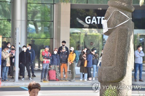 제주국제공항 입구에 세워진 마스크 쓴 돌하르방./사진=연합뉴스