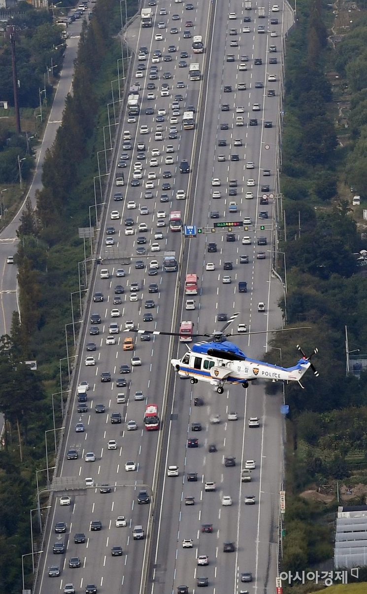 [포토] 고속도로 위법 차량 단속하는 경찰청 헬기
