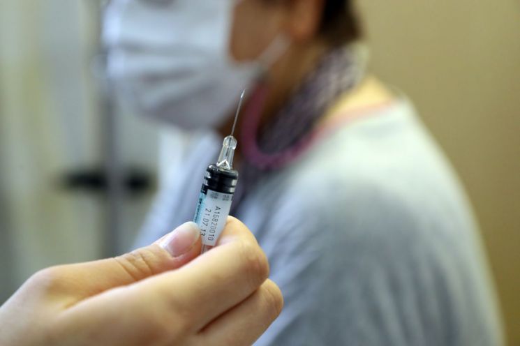 서울 동대문구 한 병원에서 시민이 독감 예방접종을 받고 있다.<이미지:연합뉴스>