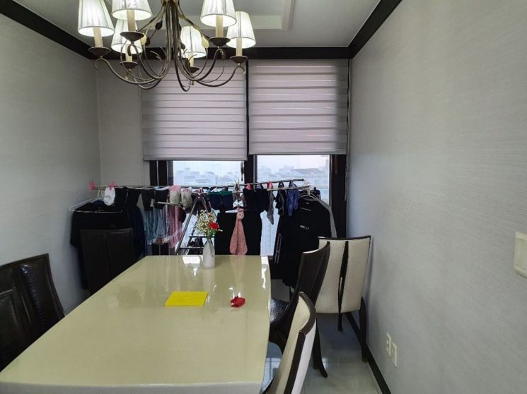 아내를 위한 인테리어 중 큰 샹들리에가 놓인 식탁 공간. [사진=한샘]