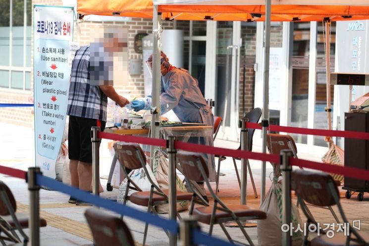 추석 연휴 첫날인 지난달 30일 서울 마포구보건소에 마련된 신종 코로나바이러스감염증(코로나19) 선별진료소에서 한 시민이 검사를 기다리고 있다. /문호남 기자 munonam@
