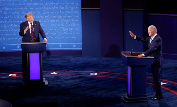 도널드 트럼프(왼쪽) 미국 대통령과 조 바이든 민주당 대선 후보가 29일(현지시간) 오하이오주 클리블랜드에서 대선후보 첫 TV토론을 벌이고 있다. [이미지출처=로이터연합뉴스]