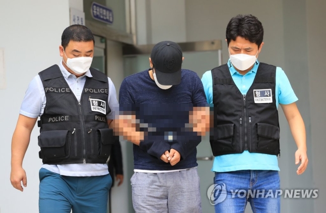 지난달 30일 제주시 민속오일시장 인근 밭에서 30대 여성을 살해한 혐의로 경찰에 붙잡힌 A씨가 지난 10일 오후 제주동부경찰서에서 제주지검으로 이송되고 있다. (이미지출처= 연합뉴스)