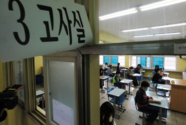 올해 첫 검정고시가 실시된 지난 5월 23일 오전 서울 용산구 선린중학교에서 수험생들이 시험 준비를 하고 있다. [이미지출처=연합뉴스]