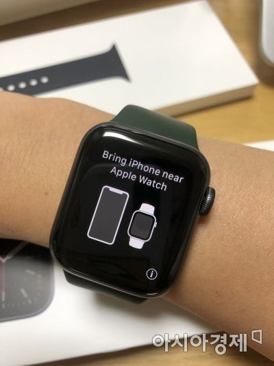 전원을 켠 다음 아이폰을 갖다대면 바로 연결이 끝난다.