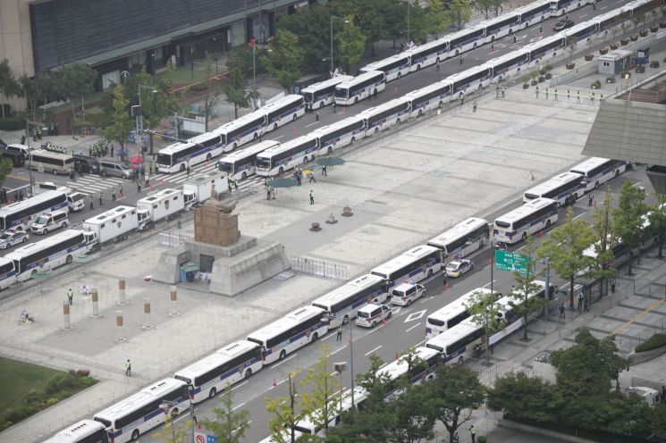 개천절인 지난달 3일 오전 서울 광화문 도로에 돌발적인 집회·시위 등을 차단하기 위한 경찰 버스가 줄지어 서있다. / 사진=연합뉴스