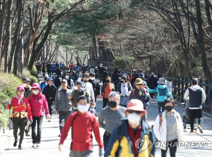 지난 3월 마스크를 쓴 시민들이 서울 관악산을 오르고 있다. 사진은 기사 중 특정 표현과 무관. [이미지출처=연합뉴스]