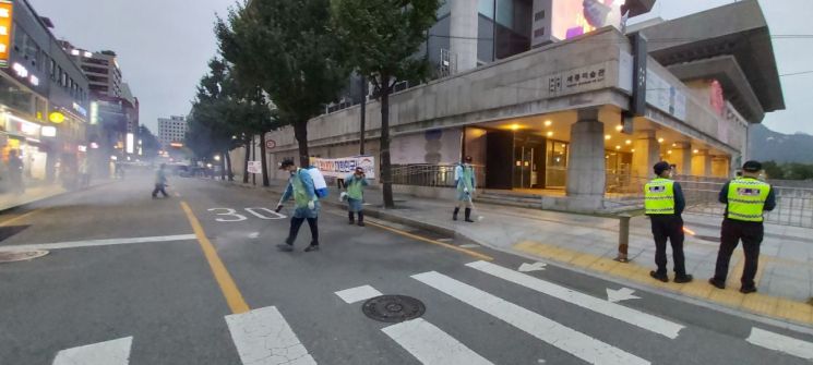 세종문화회관 주변 방역