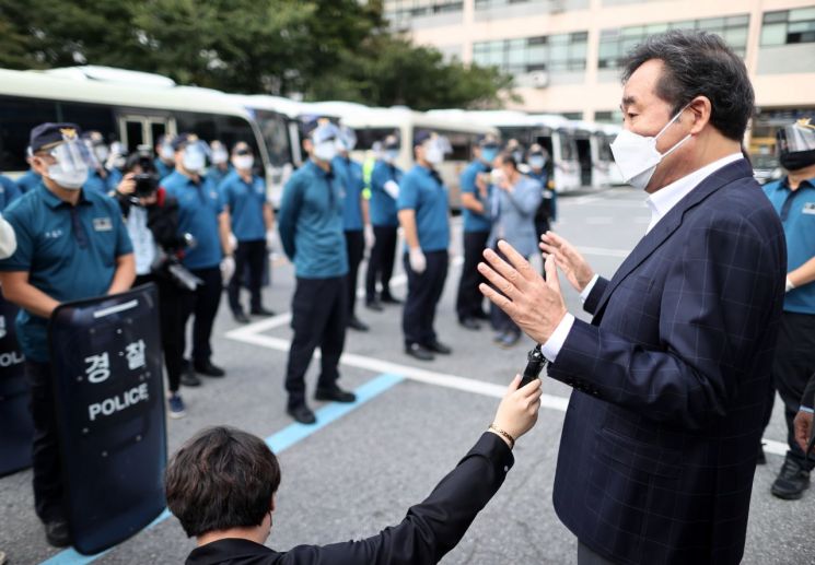 이낙연 더불어민주당 대표가 추석연휴인 2일 오전 서울지방경찰청 기동본부를 방문, 훈련중인 경찰에게 격려 발언을 하고 있다. [이미지출처=연합뉴스]